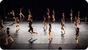 Photo d'un troupe de danse en représentation